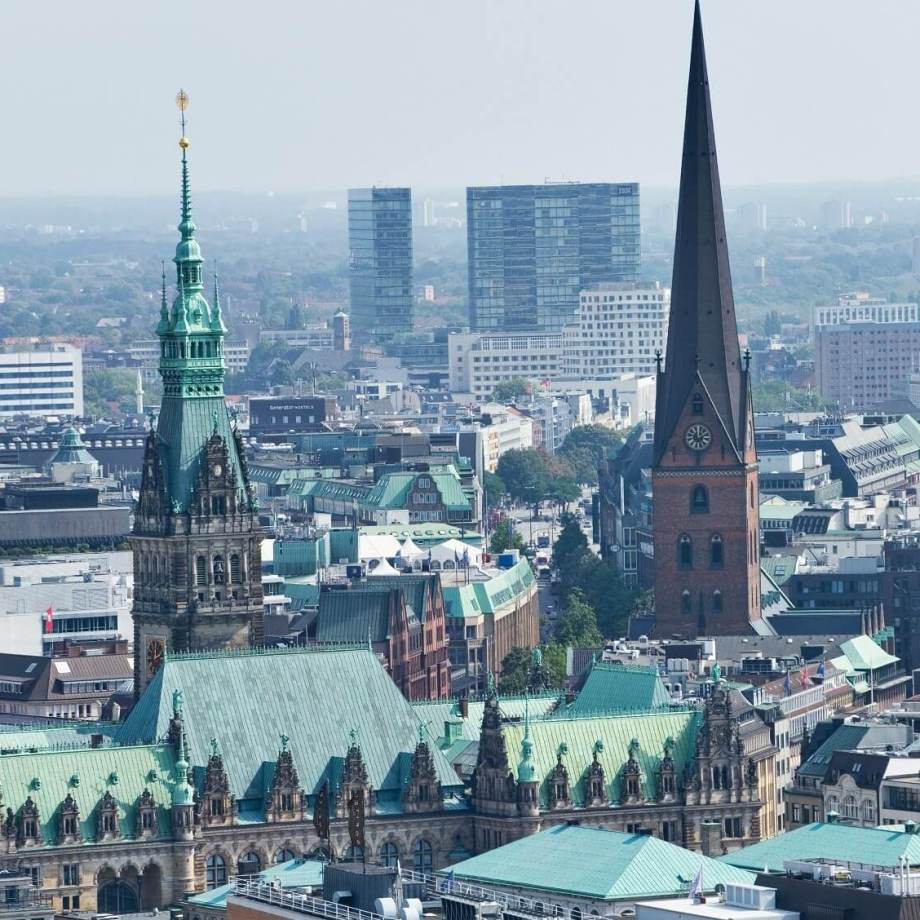 What attracts people to study and work in Hamburg?